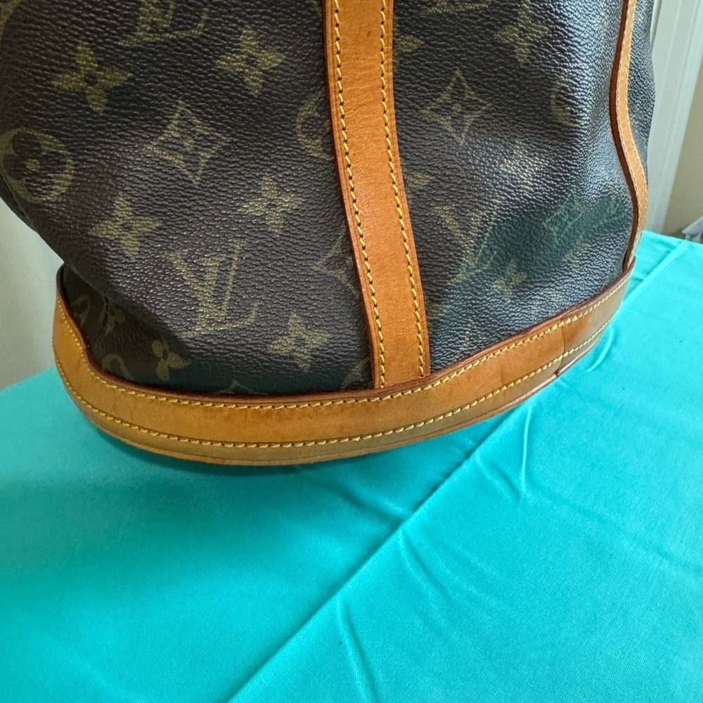 Louis Vuitton Monogram Bucket Tote GM with Pouch - Picture 8 of 16